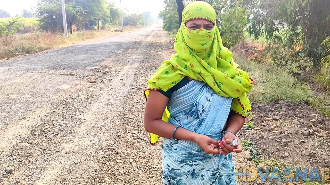 Komal’s had come to the epidemic Land wanted the slut standing on the chut road.